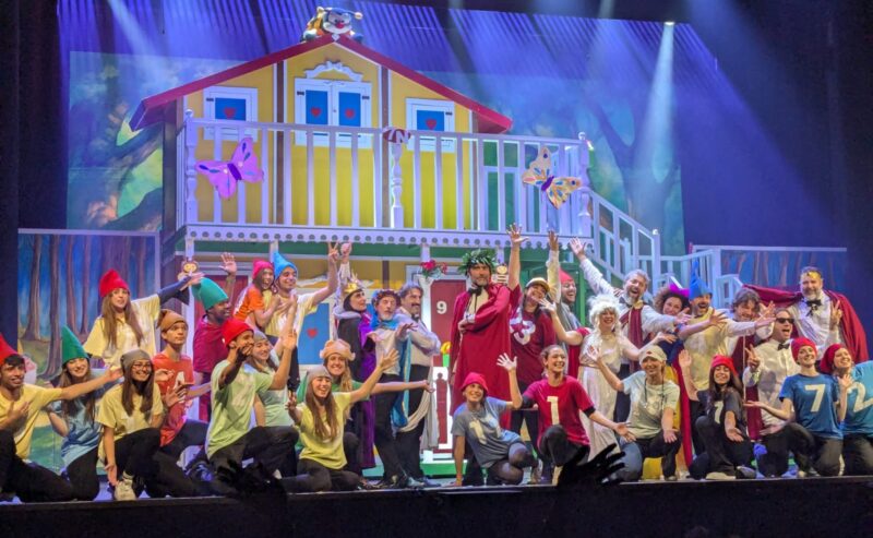 Risate fino alle lacrime per il “Giulio Cesare e i 7 nani” di Marco Zadra al Teatro Ghione