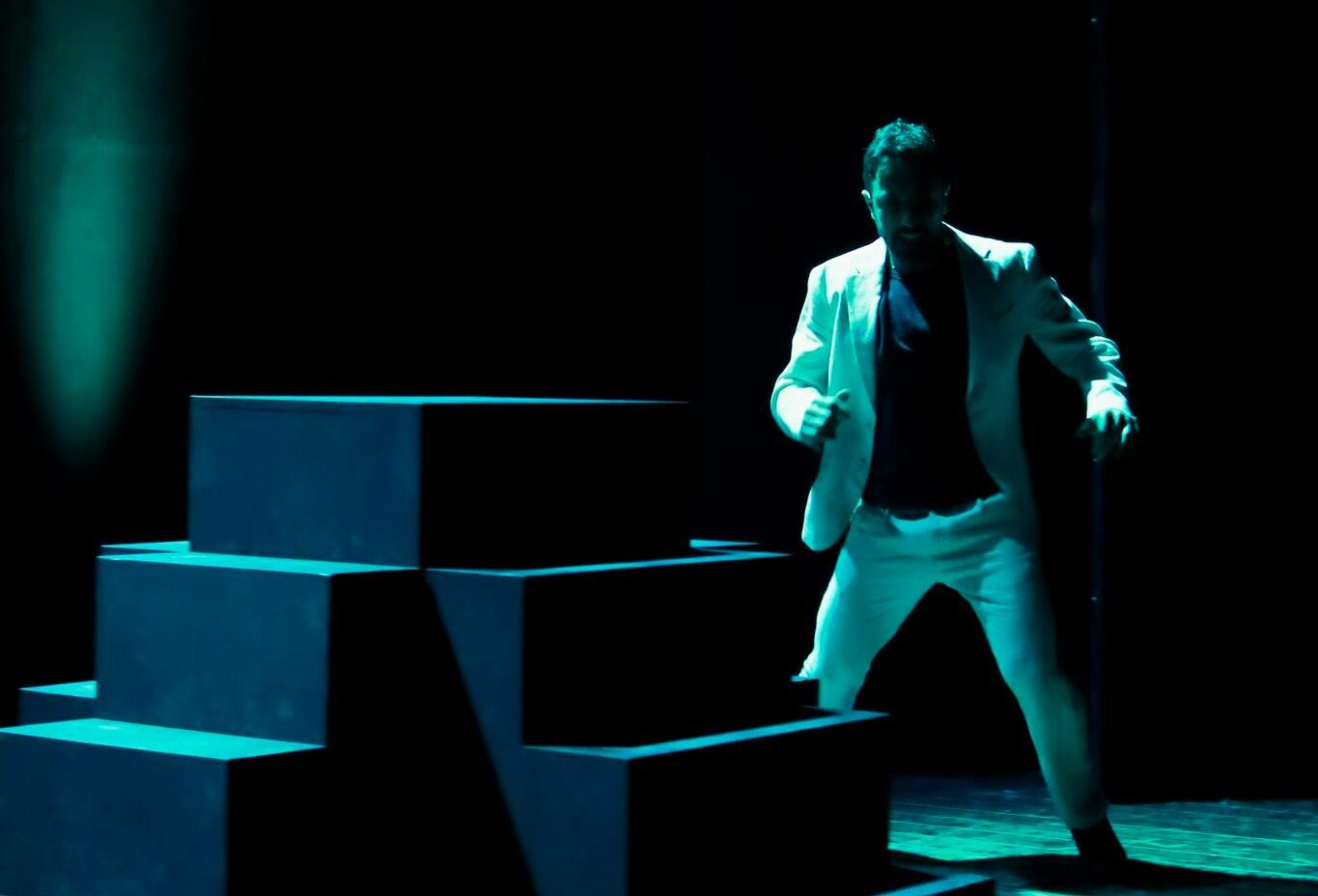 Francesco Stella debutta all’Altrove Teatro Studio con “Uomini o caporali”, un intenso monologo di denuncia e riscatto sociale