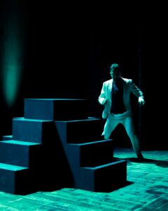 Francesco Stella debutta all’Altrove Teatro Studio con “Uomini o caporali”, un intenso monologo di denuncia e riscatto sociale