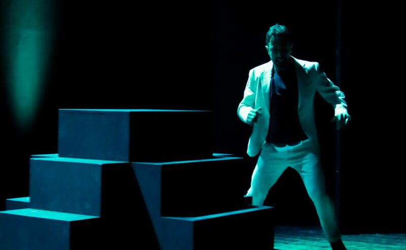 Francesco Stella debutta all’Altrove Teatro Studio con “Uomini o caporali”, un intenso monologo di denuncia e riscatto sociale