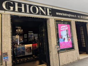 Marco Zadra punge e diverte il pubblico del Teatro Ghione con “Indovina chi sviene a cena?”, la sua nuova commedia volutamente scorretta, folle ed estrema