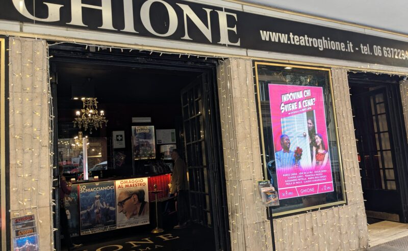 Marco Zadra punge e diverte il pubblico del Teatro Ghione con “Indovina chi sviene a cena?”, la sua nuova commedia volutamente scorretta, folle ed estrema